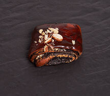 Булочка с маком шоколадом миндалем