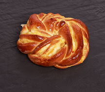 Булочка с абрикосом и изюмом