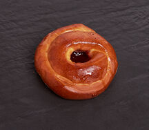 Булочка с клубникой