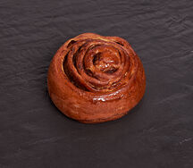 Булочка с яблоком и корицей