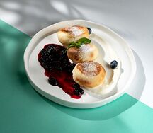 Сырники со сметаной и домашним вареньем