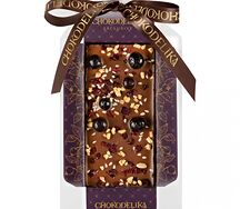 Шоколад молочный с украшением Смородина и вишня