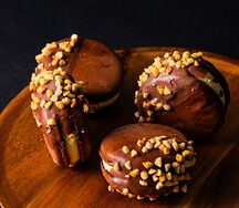 Десерт Macarons big с солёной карамелью и арахисом