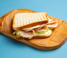 Сэндвич с ветчиной и сыром Моцарелла
