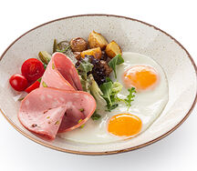 Сытный завтрак с мортаделлой и глазуньей