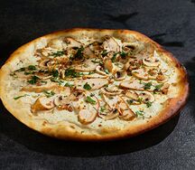 Пицца с курицей и грибами