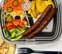 Колбаски на тарелке
