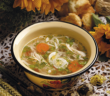 Куриный бульон с домашней лапшой и гренками