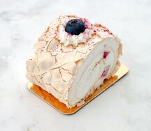 Меренговый рулет с клубникой
