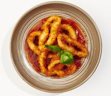 Жареные кальмары с томатным соусом