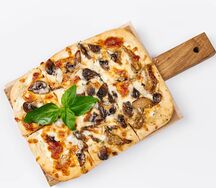Пицца с белыми грибами и трюфельным соусом