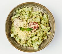 Фузилли с куриным филе, томатами черри и соусом песто
