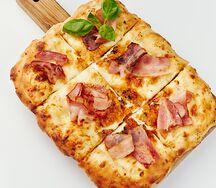 Пицца с беконом и сливочным сыром