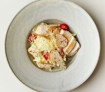 Салат Цезарь с курицей