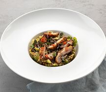 Салат с куриным бедром и свежей зеленью