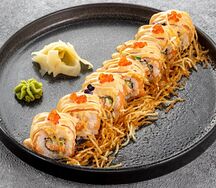 Ролл с лососем, крабом и кранч картофелем