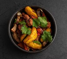 Жареный картофель со свининой и овощами