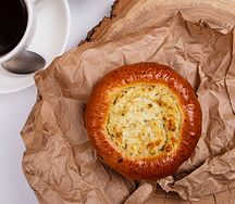 Ватрушка с творогом и малиной
