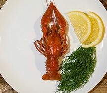Крупные вареные раки с чесноком и помидорами