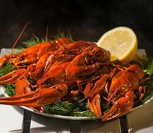 Королевские вареные раки в соусе песто