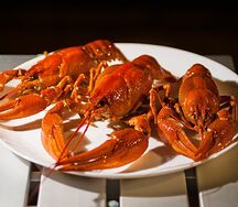 Деликатесные вареные раки с чесноком и помидорами
