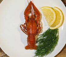 Крупные вареные раки в соусе песто