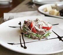 Салат с нежной телятиной, рукколой и грибами