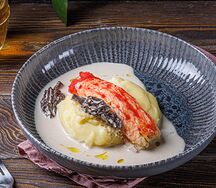 Краб с картофельным пюре и соусом из белых грибов