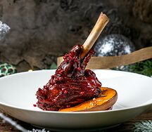 Рулька ягненка под соусом