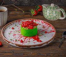 Фисташковое пирожное с клубникой и земляникой
