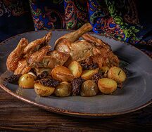 Цыпленок жареный на углях, с молодым картофелем и белыми грибами