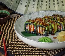 Черный ролл с крабом и икрой летучей рыбы