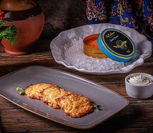 Оладьи из картофеля с икрой сига и соусом шантильи