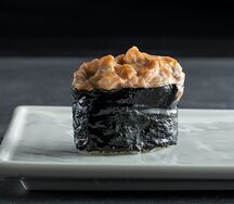 Запеченный гункан с лососем