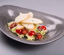Салат Цезарь с курицей