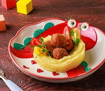 Митболы из курицы с картофельным пюре