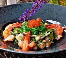 Салат с персиком и мясом камчатского краба
