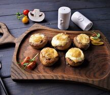 Шампиньоны, запеченные с сыром сулугуни