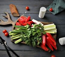 Тарелка из свежих овощей и зелени
