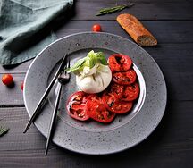 Сыр буррата с томатами