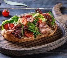 Брускетта с ростбифом