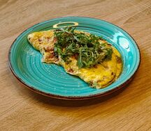 Омлет с беконом и грибами