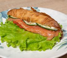 Круассан с лососем