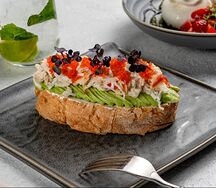 Брускетта с мясом краба и авокадо