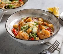 Салат цезарь с креветками