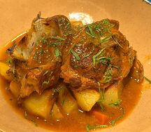 Томленый ягненок с овощами и картофелем