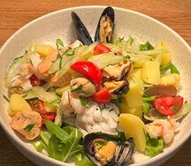 Теплый салат с морепродуктами