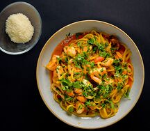 Паста с морепродуктами в томатном соусе