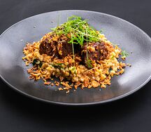 Говяжьи щёчки с булгуром и шпинатом