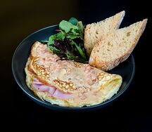 Омлет с ветчиной со сливочно-устричным соусом 